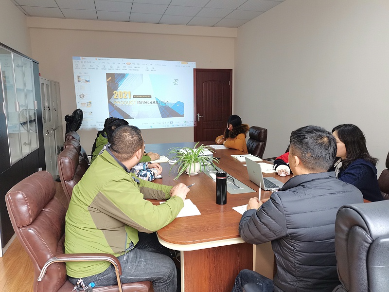 91香蕉视频免费老板與員工一起學習產品知識